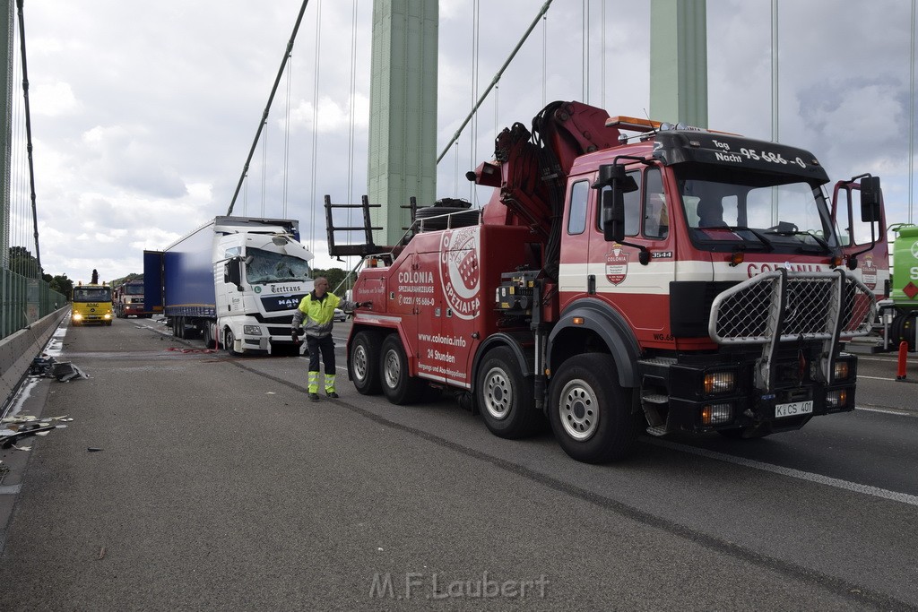 Schwerer LKW VU PKlemm A 4 Rich Olpe auf der Rodenkirchener Bruecke P314.JPG - Miklos Laubert